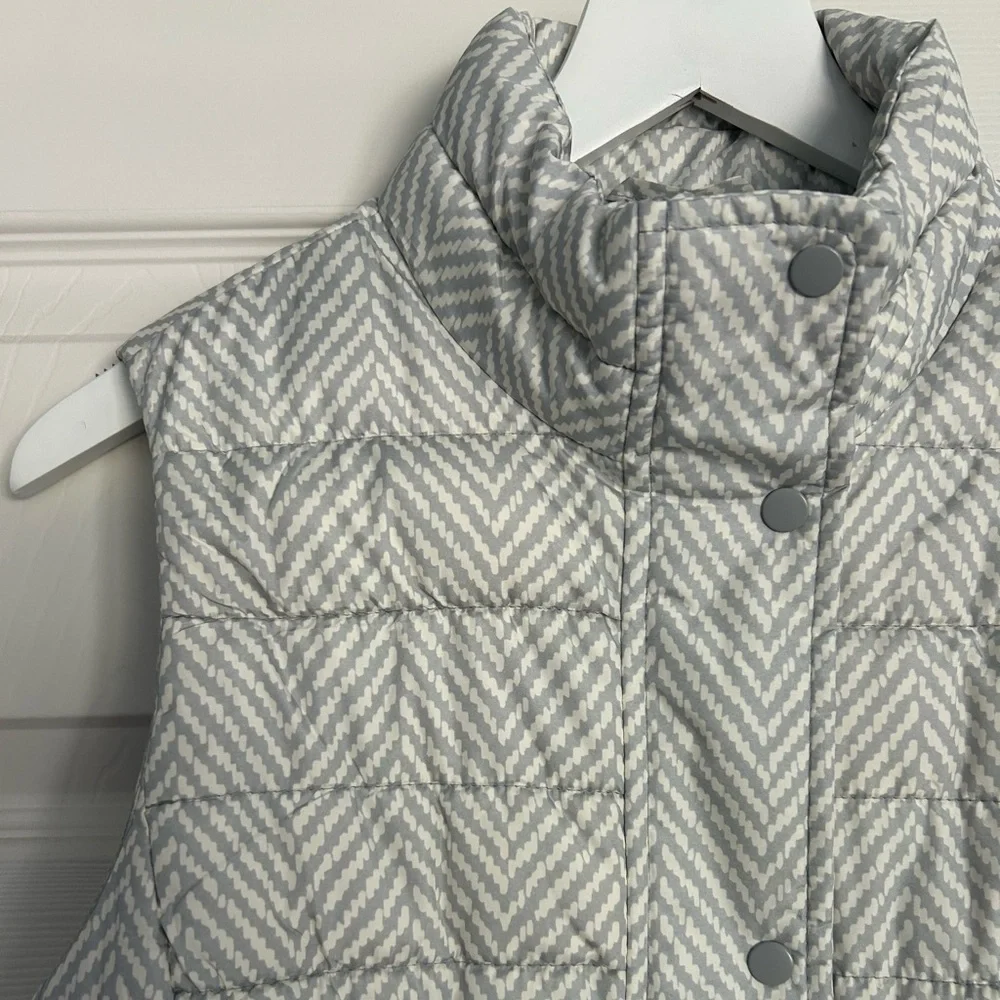 GAP Quilted Puffer Vest - Picture 3 of 6